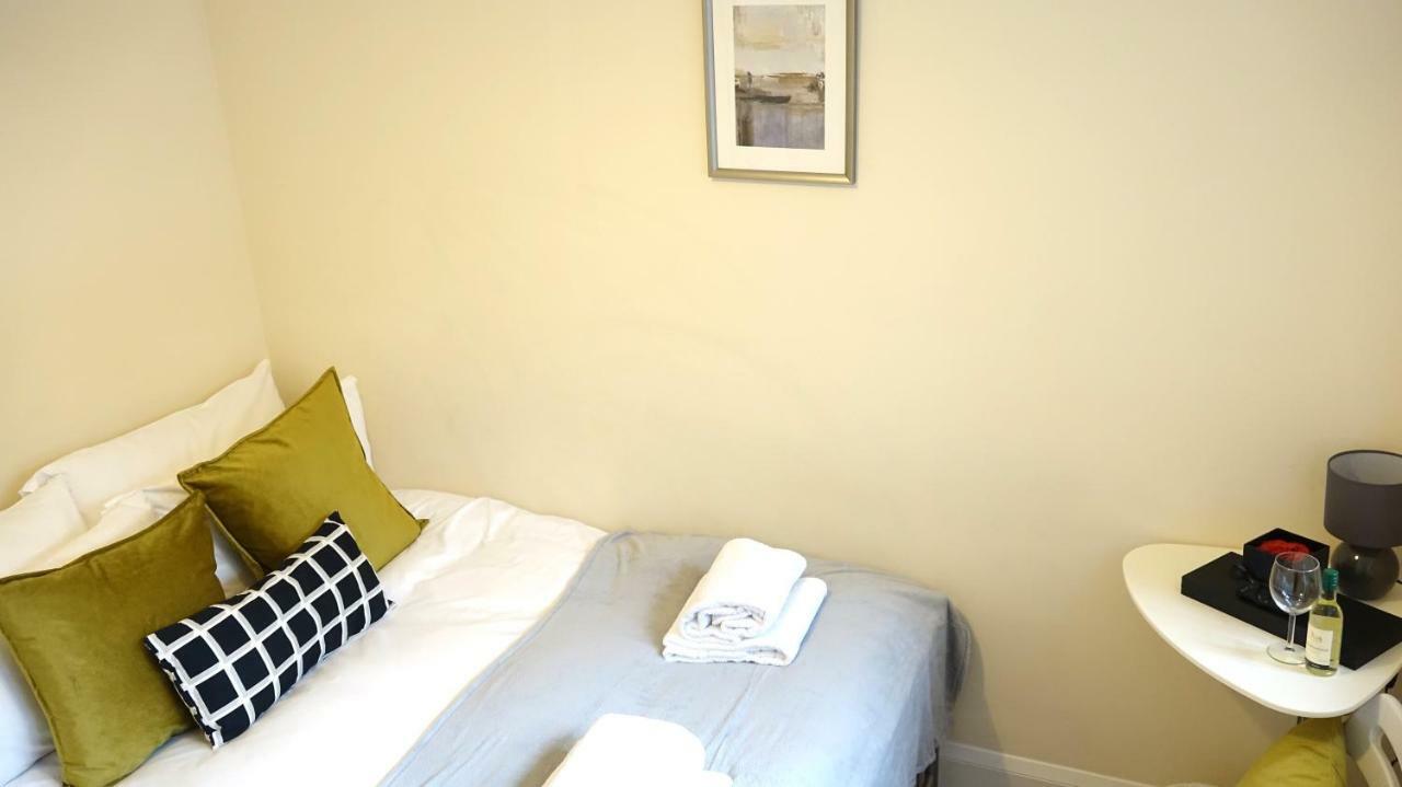Heathrow Ensuite Rooms- Auto Check In ลอนดอน ภายนอก รูปภาพ