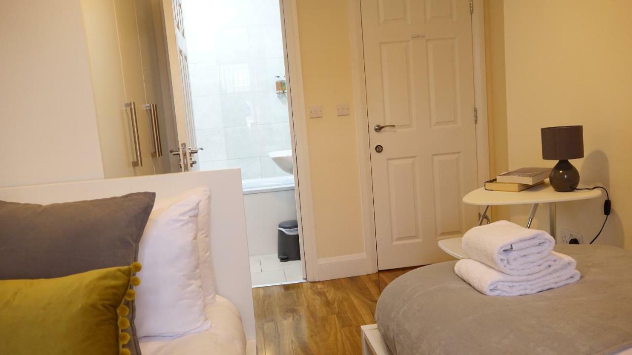 Heathrow Ensuite Rooms- Auto Check In ลอนดอน ภายนอก รูปภาพ