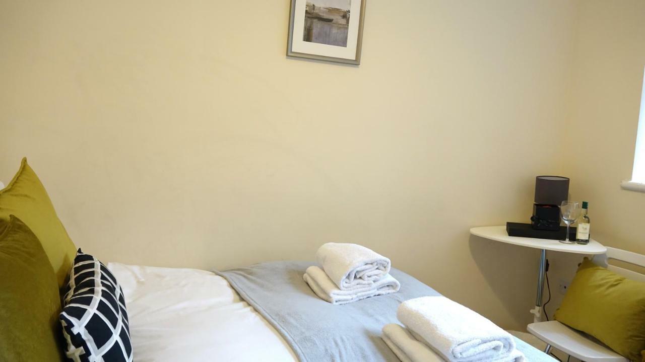 Heathrow Ensuite Rooms- Auto Check In ลอนดอน ภายนอก รูปภาพ