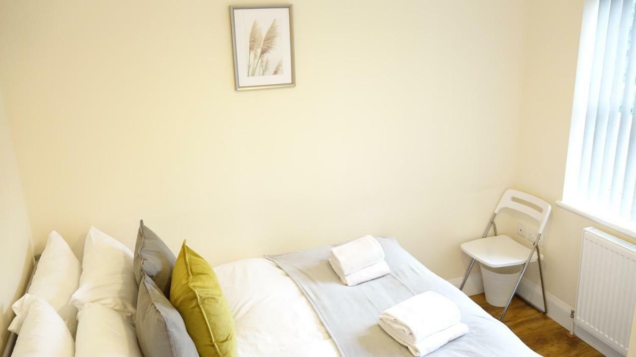 Heathrow Ensuite Rooms- Auto Check In ลอนดอน ภายนอก รูปภาพ