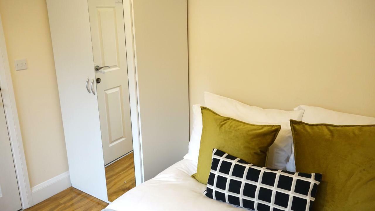 Heathrow Ensuite Rooms- Auto Check In ลอนดอน ภายนอก รูปภาพ