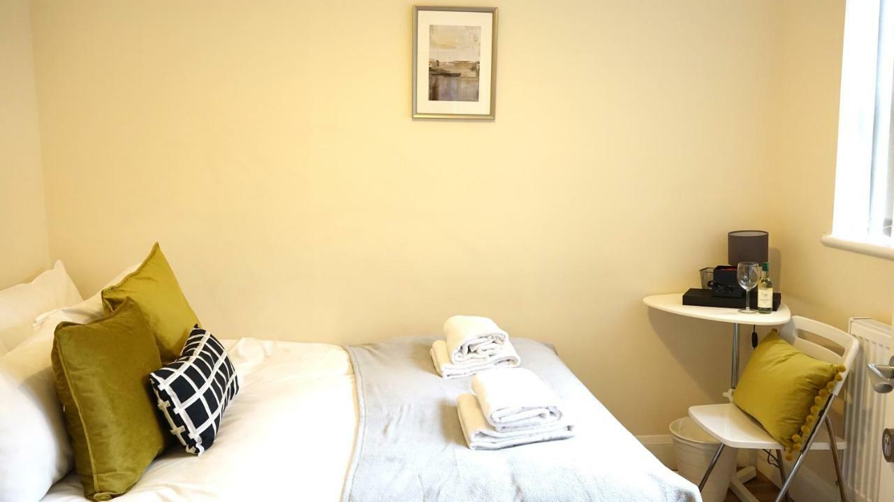 Heathrow Ensuite Rooms- Auto Check In ลอนดอน ภายนอก รูปภาพ