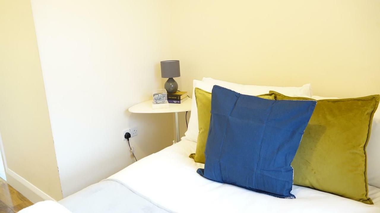 Heathrow Ensuite Rooms- Auto Check In ลอนดอน ภายนอก รูปภาพ