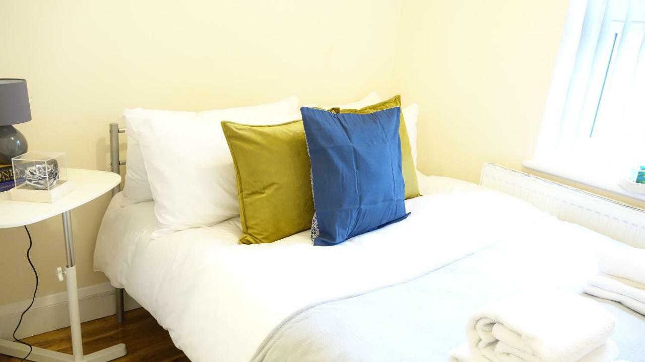 Heathrow Ensuite Rooms- Auto Check In ลอนดอน ภายนอก รูปภาพ