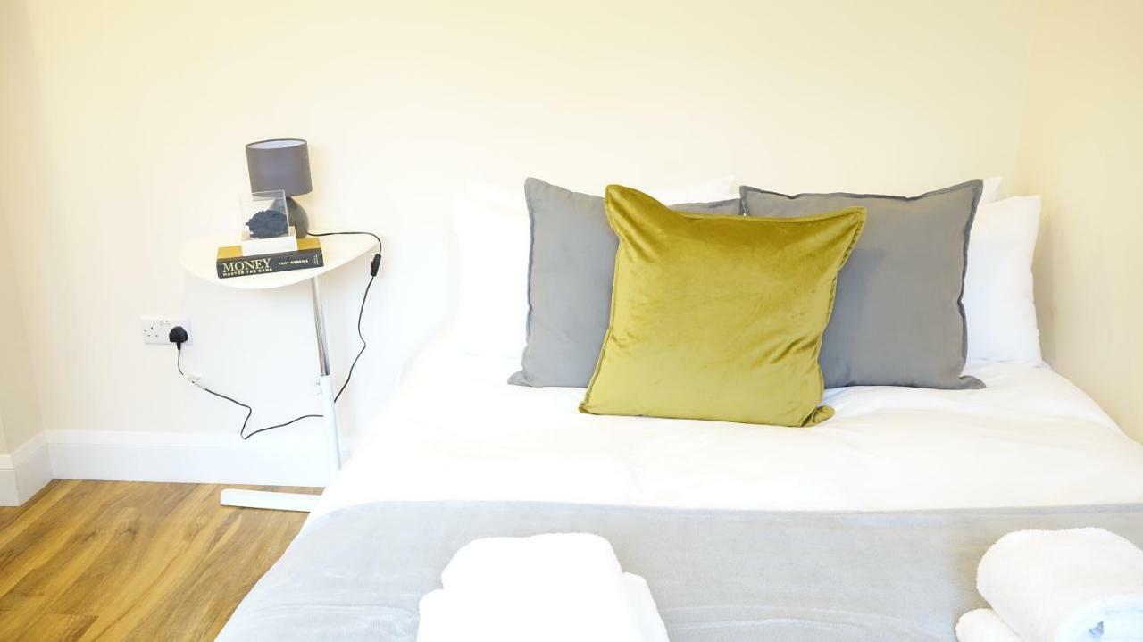 Heathrow Ensuite Rooms- Auto Check In ลอนดอน ภายนอก รูปภาพ