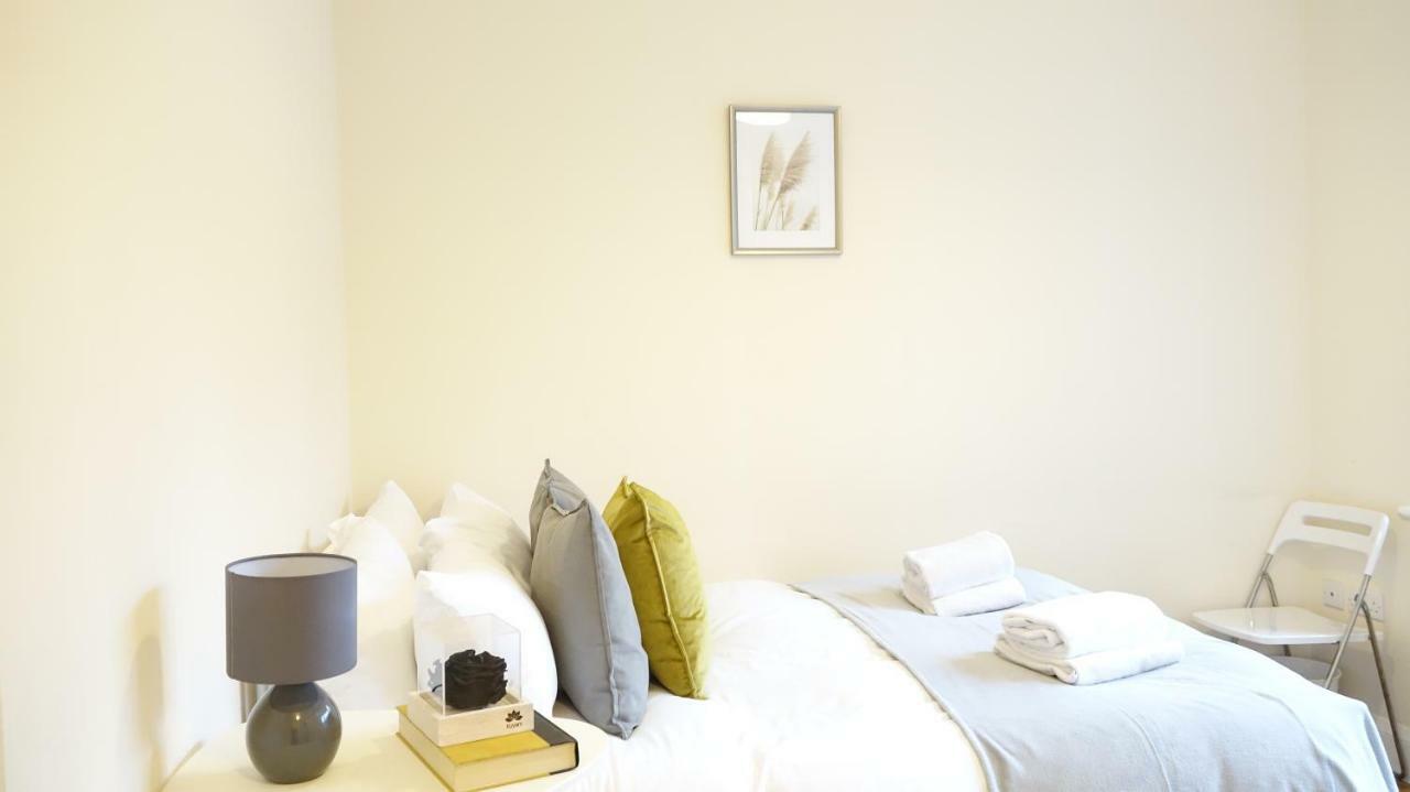 Heathrow Ensuite Rooms- Auto Check In ลอนดอน ภายนอก รูปภาพ