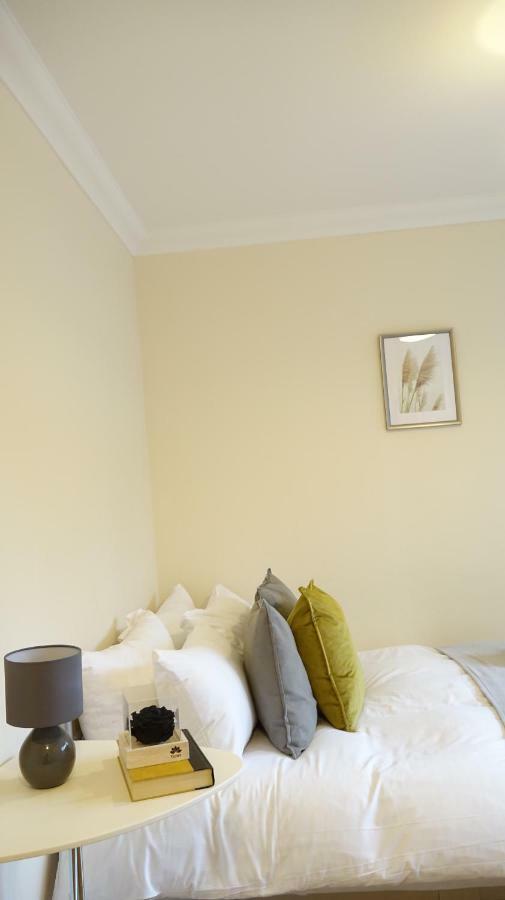 Heathrow Ensuite Rooms- Auto Check In ลอนดอน ภายนอก รูปภาพ
