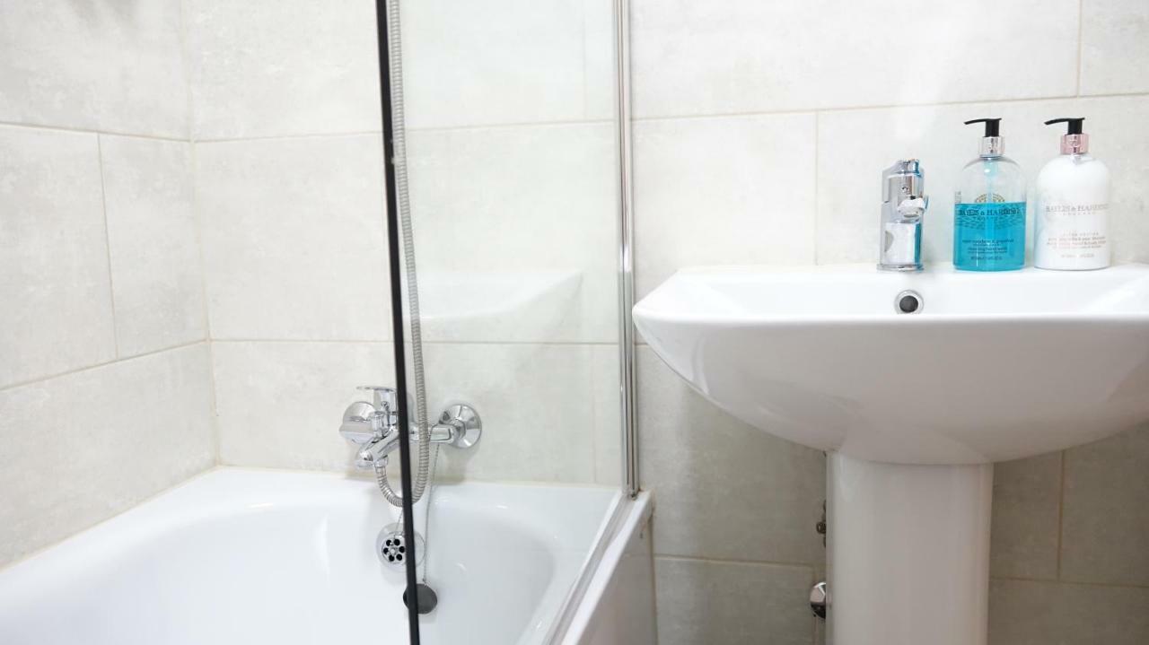 Heathrow Ensuite Rooms- Auto Check In ลอนดอน ภายนอก รูปภาพ