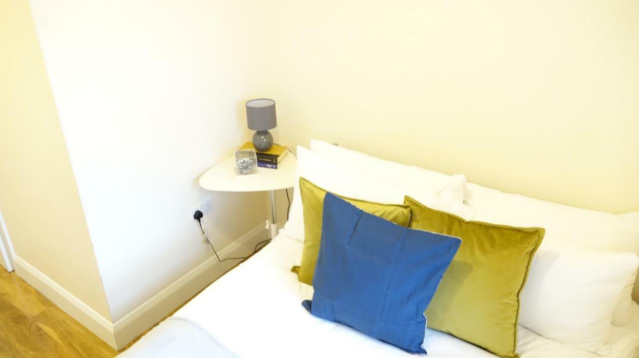 Heathrow Ensuite Rooms- Auto Check In ลอนดอน ภายนอก รูปภาพ