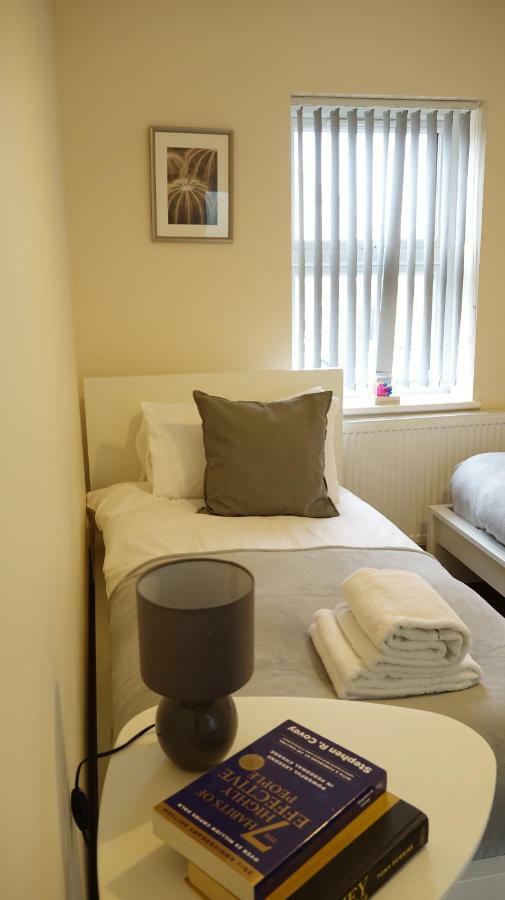 Heathrow Ensuite Rooms- Auto Check In ลอนดอน ภายนอก รูปภาพ