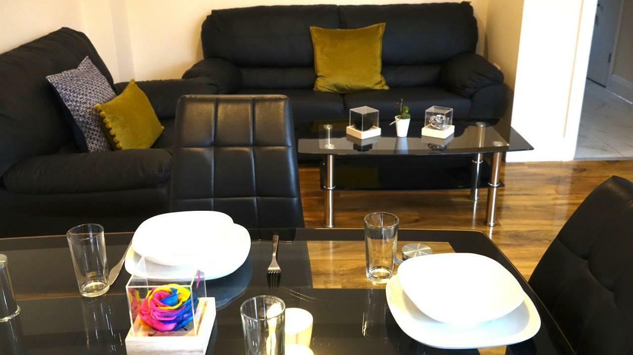 Heathrow Ensuite Rooms- Auto Check In ลอนดอน ภายนอก รูปภาพ