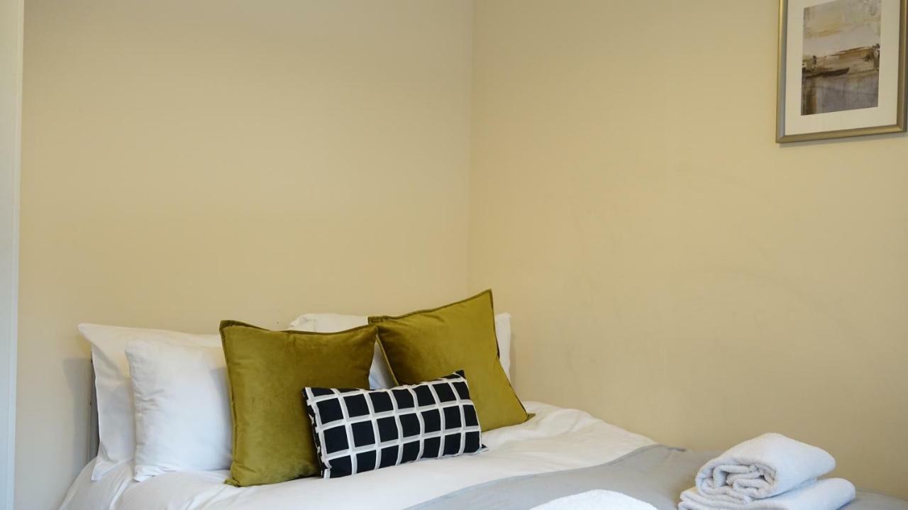 Heathrow Ensuite Rooms- Auto Check In ลอนดอน ภายนอก รูปภาพ
