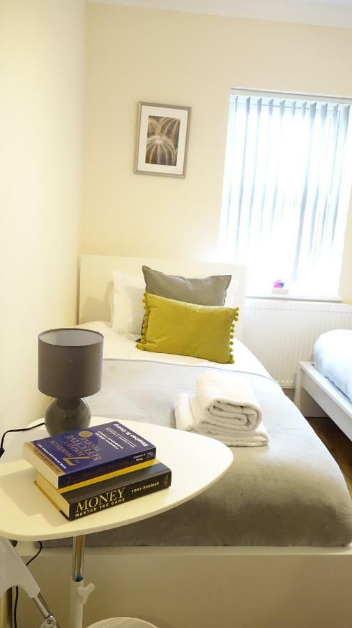 Heathrow Ensuite Rooms- Auto Check In ลอนดอน ภายนอก รูปภาพ