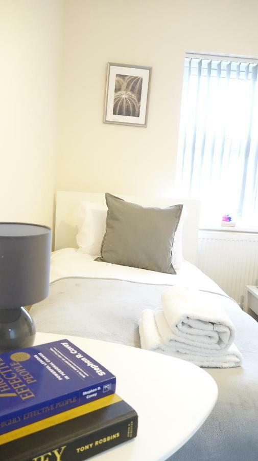 Heathrow Ensuite Rooms- Auto Check In ลอนดอน ภายนอก รูปภาพ